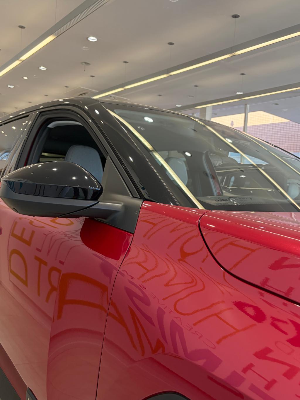 写真では伝わりきらないレッドカラー🌹🚗